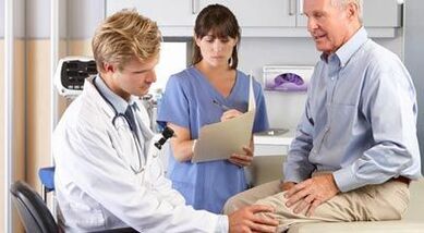 Patient mit Arthrose zur Inspektion eines Orthopädens