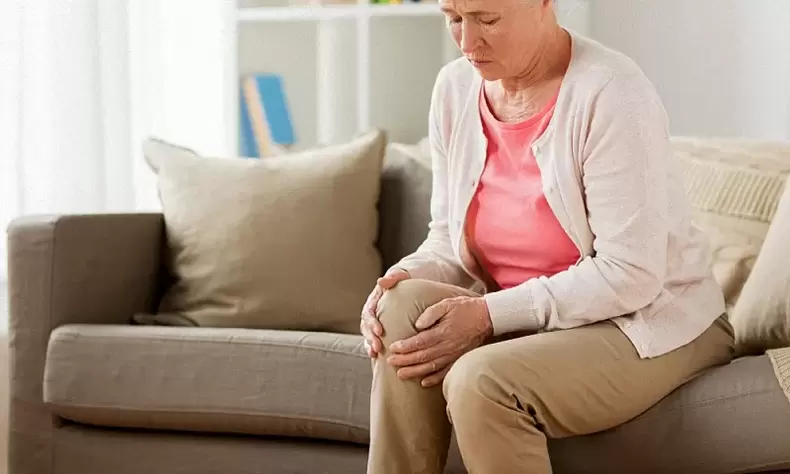 Arthrose der Gelenke bei einer älteren Frau