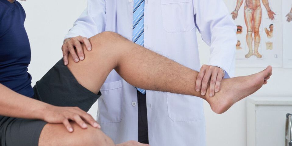 Knieuntersuchung beim Arzt