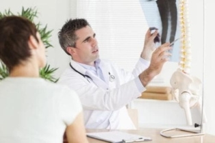 Der Arzt macht die Diagnose Osteochondrose der Bild